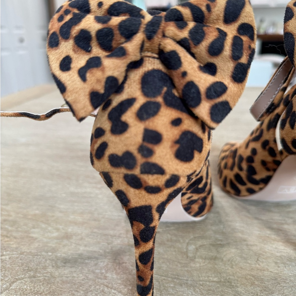 Brand New Leopard Print Heels w/ Bow, size 6.5